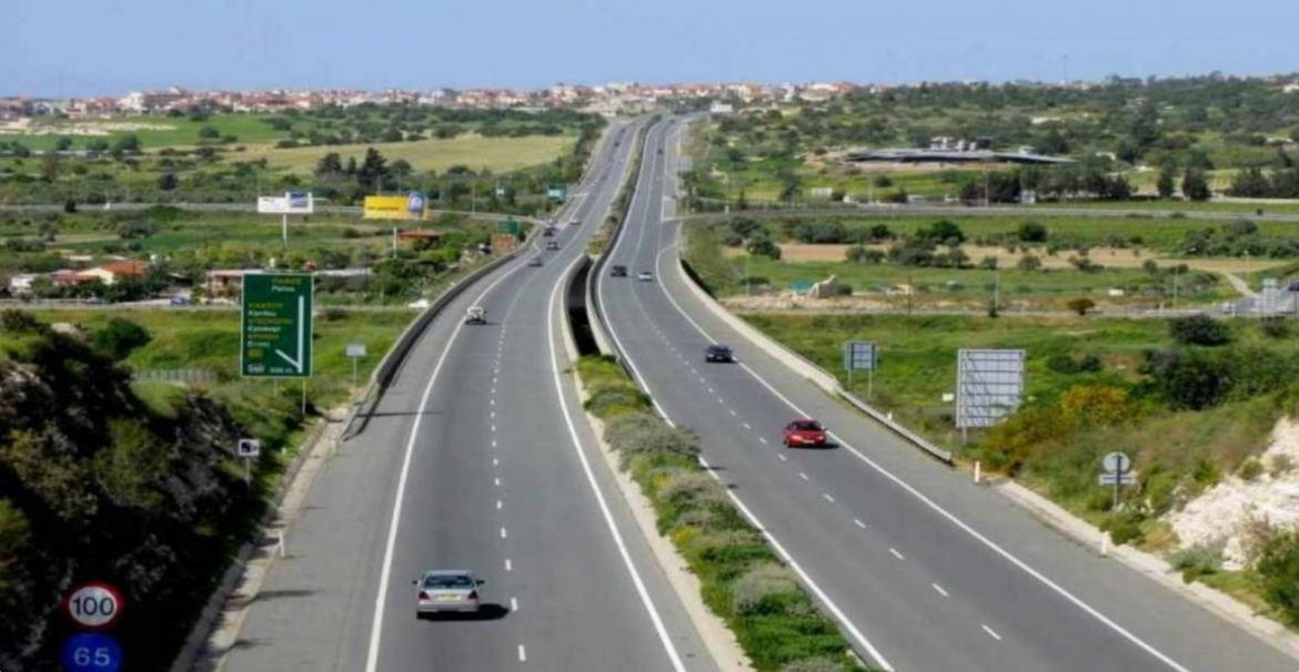 Ξέσπασε φωτιά σε όχημα στον αυτοκινητόδρομο - Δείτε σε ποιο σημείο