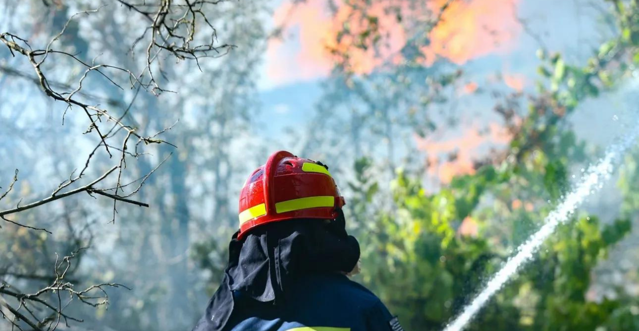 Πυροσβέστης υπέστη εγκαύματα στη φωτιά στον Μαραθώνα