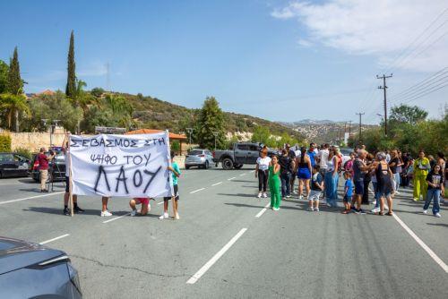 «Σεβασμός στη ψήφο του Λαού» - Διαμαρτυρία κατοίκων Άλασσας για ακύρωση εκλογής του κοινοτάρχη - Έκλεισαν δρόμο