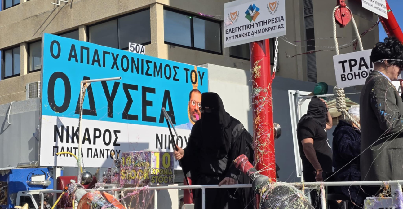 Το άρμα με τον Οδυσσέα Μιχαηλίδη που τρέλανε τους καρναβαλιστές στη Λεμεσό – «Ο Απαγχονισμός του»