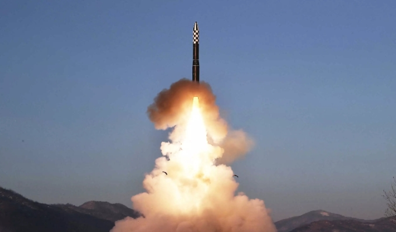 Βόρεια Κορέα: Η Πιονγκγιάνγκ εκτόξευσε πύραυλο - Εξερράγη στον αέρα