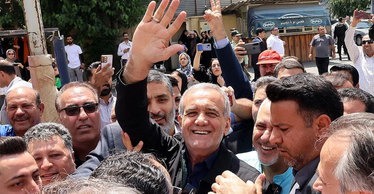 Νέος πρόεδρος του Ιράν ο Μασούντ Πεζεσκιάν, που υποσχέθηκε να χαλαρώσει το νόμο περί υποχρεωτικότητας της μαντίλας
