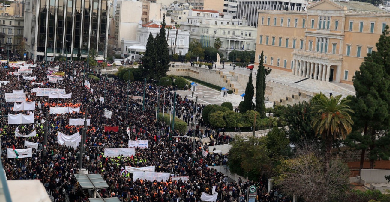 LIVE – Τέμπη: Πλήθος κόσμου σε συγκεντρώσεις σε όλη την Ελλάδα – Κλειστό το κέντρο της Αθήνας