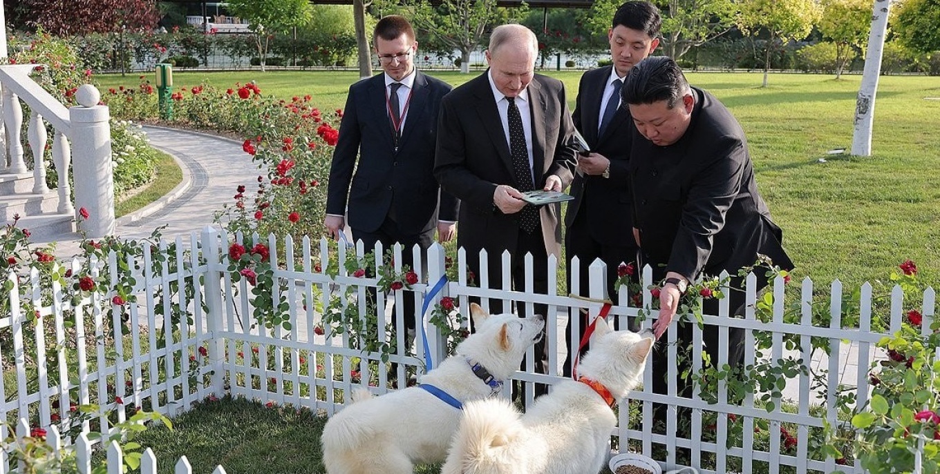 Ένα ζευγάρι κυνηγετικών σκύλων έκανε δώρο στον Πούτιν ο Κιμ Γιόνγκ Ουν