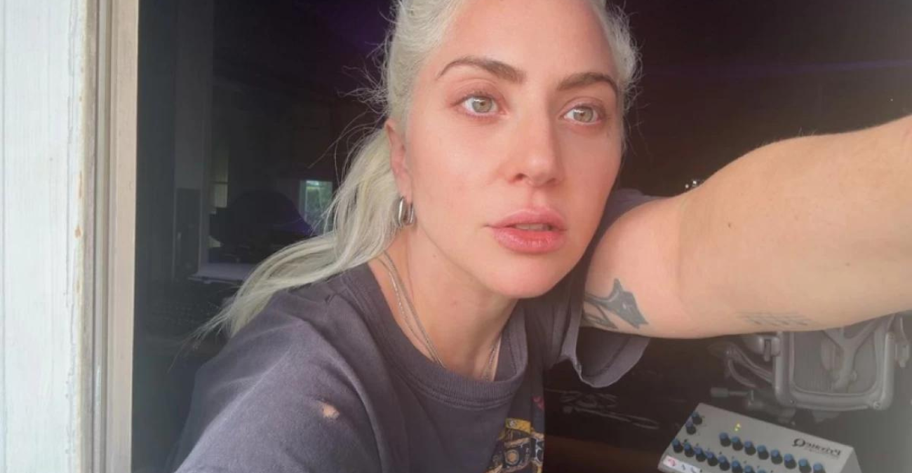 Έγκυος η Lady Gaga; Η εμφάνιση με στενό μαύρο φόρεμα και &p