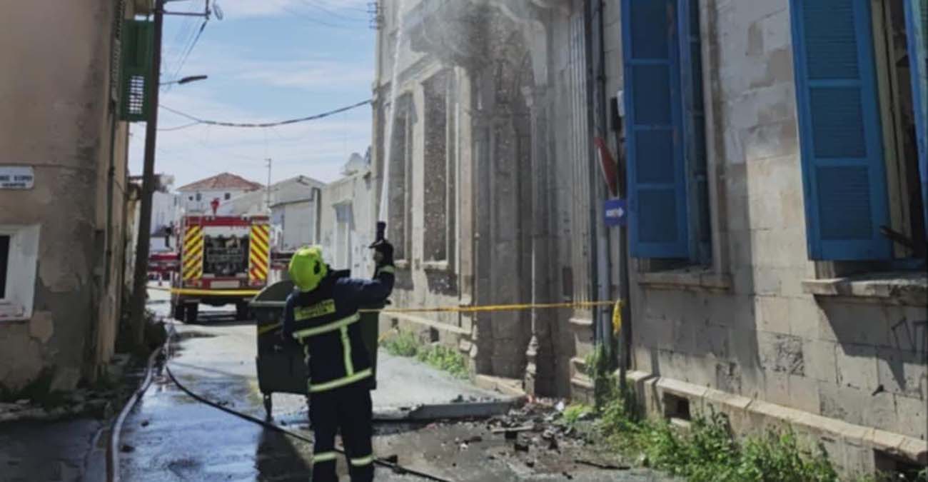 Λαμβάνουν καταθέσεις για το εγκαταλελειμμένο κτίριο που τυλίχθηκε στις φλόγες – Παραμένει υπό φρούρηση η περιοχή