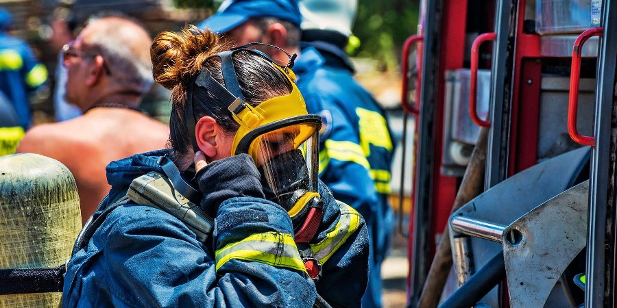 Πυρκαγιά σε διαμέρισμα πολυκατοικίας - Στο σημείο τέσσερα πυροσβεστικά οχήματα - Δείτε φωτογραφίες