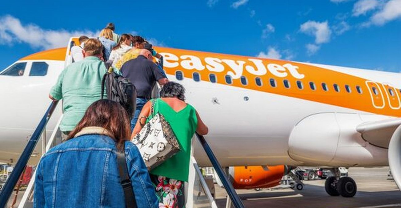 Στιγμές τρόμου σε πτήση της Easy Jet από Λονδίνο για Κω – Μεθυσμένος επιβάτης επιχείρησε να ανοίξει την πόρτα εξόδου - Βίντεο