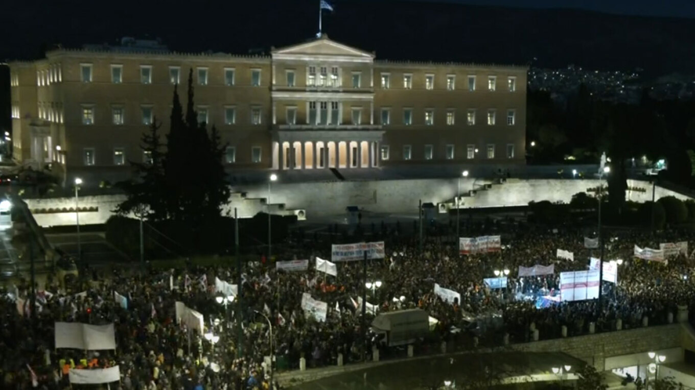 Live εικόνα: Μολότοφ, φωτιές και χημικά στο Σύνταγμα μετά τη συγκέντρωση για τα Τέμπη