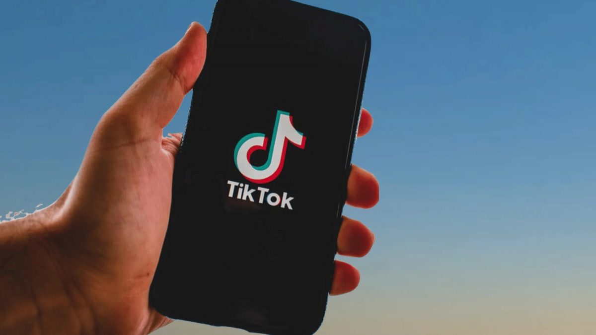 Αυτή είναι το πιο… χαζό trend στο TikTok – Ο πόνος γίνεται viral