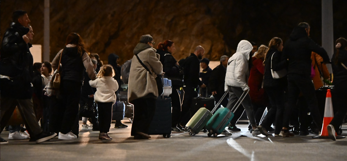 Ωρες αγωνίας στη Σαντορίνη: Νέος σεισμός 4,9 Ρίχτερ τα ξημερώματα - Το  αδιαχώρητο στo λιμάνι του νησιού