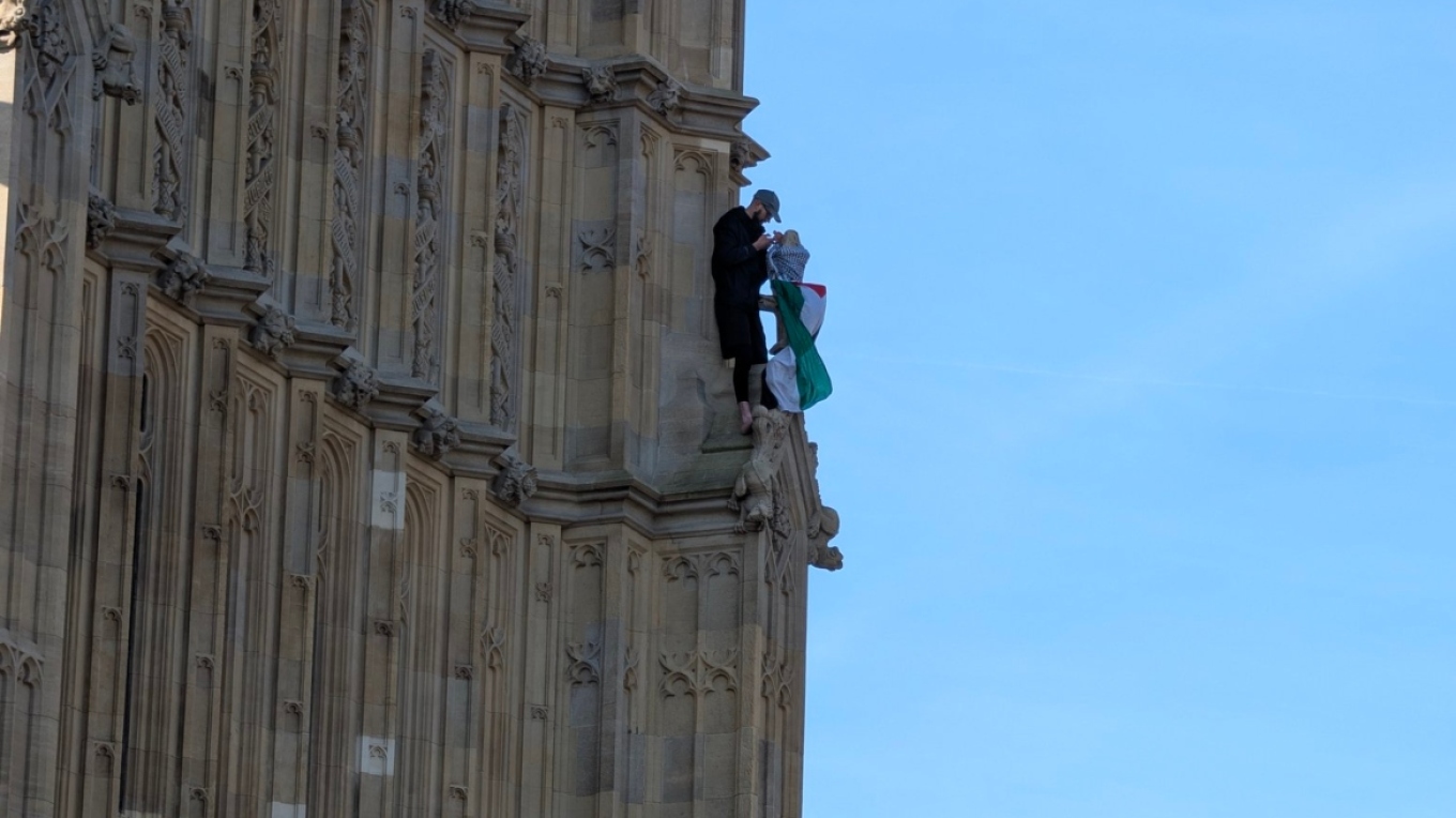 Aνδρας σκαρφάλωσε στο Big Ben κρατώντας παλαιστινιακή σημαία