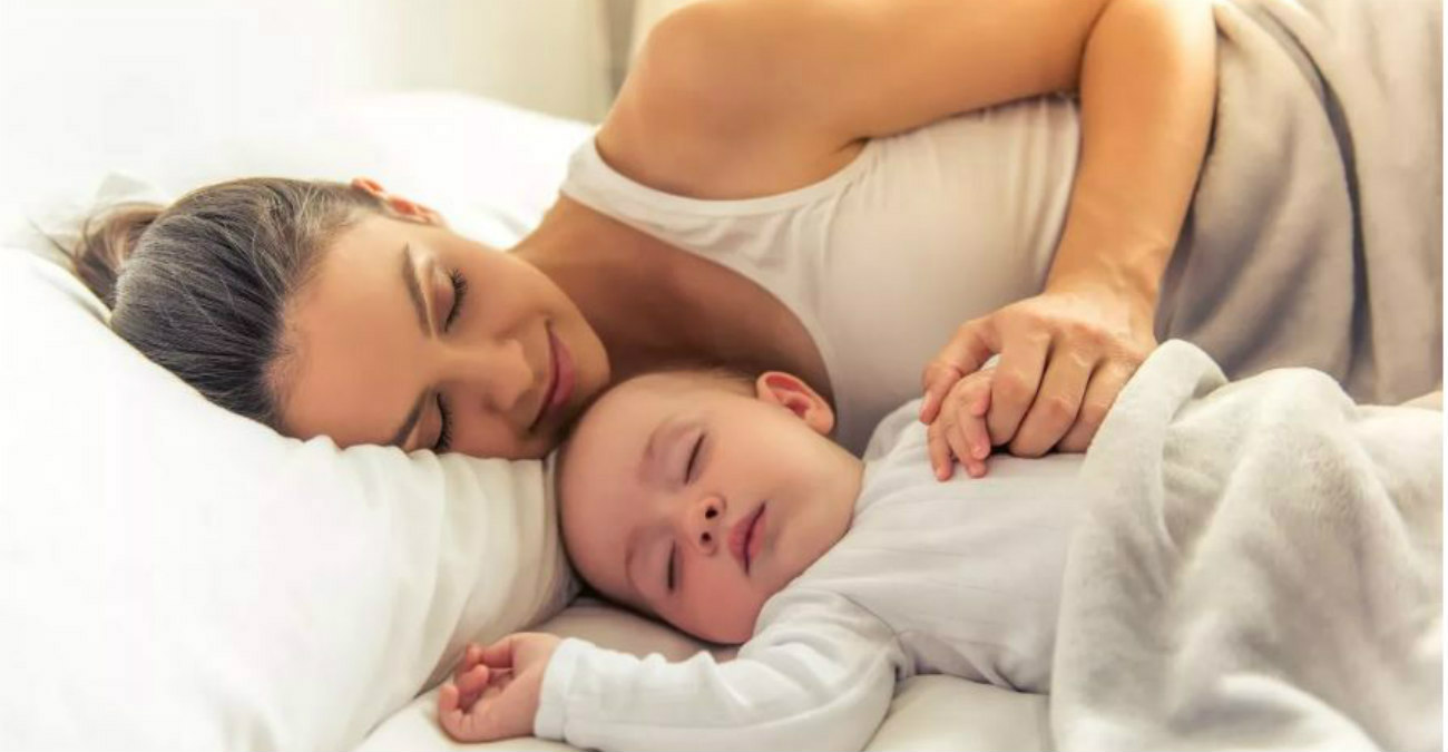«Επιτρέπεται» να κοιμάται η μαμά με το μωρό στο ίδιο κρεβάτι; Οι ειδικοί απαντούν