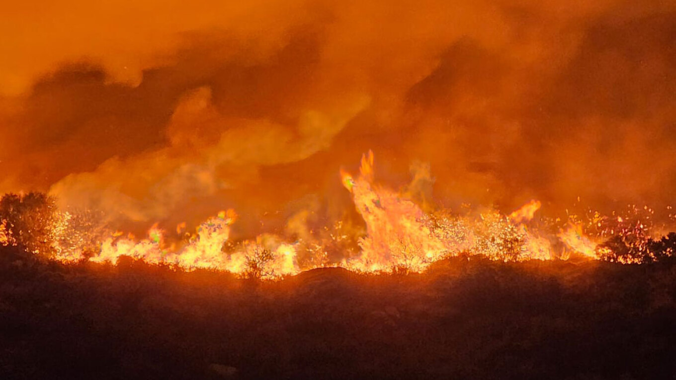 Ανεξέλεγκτη η φωτιά στην Εύβοια - Μπαράζ εκκενώσεων, εκτάκτως στο νησί ο Βασίλης Κικίλιας