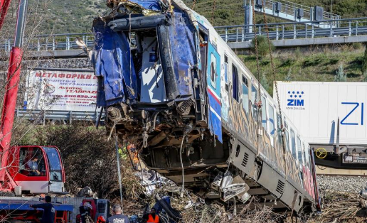 «Πενθώ το παιδί μου και ακούω ότι μετέφερε παράνομο φορτίο» ξεσπά η μητέρα του μηχανοδηγού της εμπορικής αμαξοστοιχίας