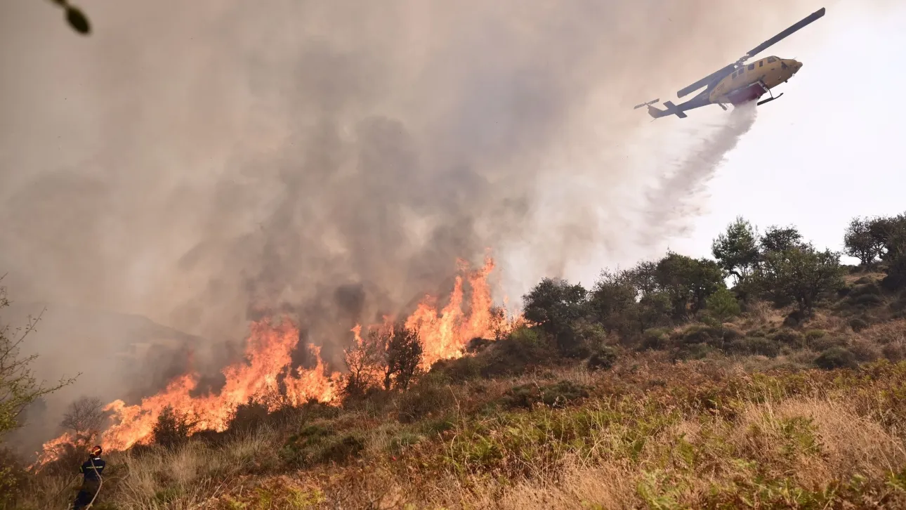 Μαίνεται ανεξέλεγκτη η πυρκαγιά στην Κορινθία - Προς Ευρωστίνα το βασικό μέτωπο