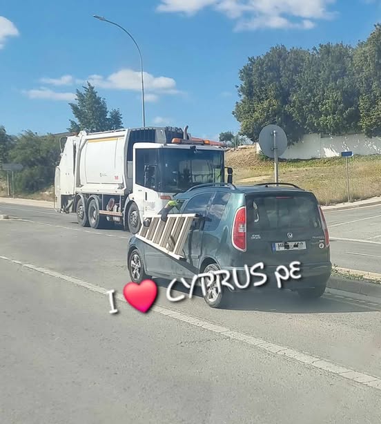 Κρατούσε την σκάλα έξω από το παράθυρο σε εν κινήσει όχημα