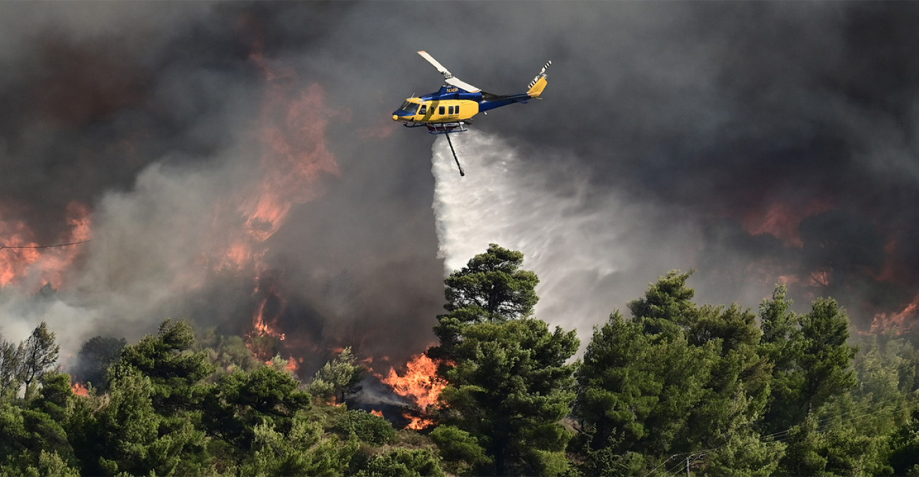 Ανεξέλεγκτη φωτιά μαίνεται σε περιοχές της Ελλάδας: «Έχουν ήδη καεί κάποια σπίτια» - Δείτε βίντεο