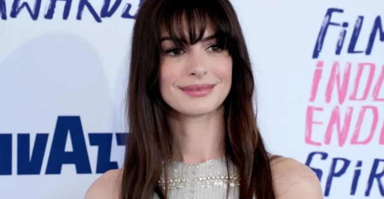 TikTok: Το νέο viral τρικ για ζουμερά χείλη ήρθε από την Anne Hathaway