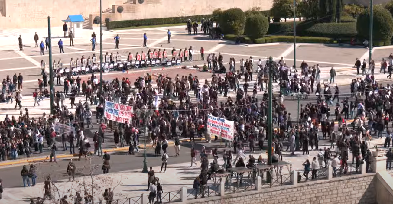 Live εικόνα – Τέμπη: Σε εξέλιξη νέα συγκέντρωση και πορεία διαμαρτυρίας στο κέντρο της Αθήνας