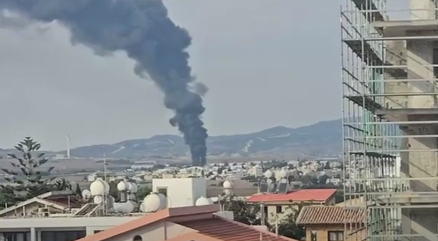 Σε εξέλιξη μεγάλη πυρκαγιά σε εργοστάσιο στη βιομηχανική περιοχή Δρομολαξιάς - Δείτε βίντεο